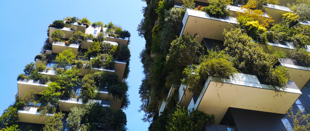 Climate-friendly building with greenery